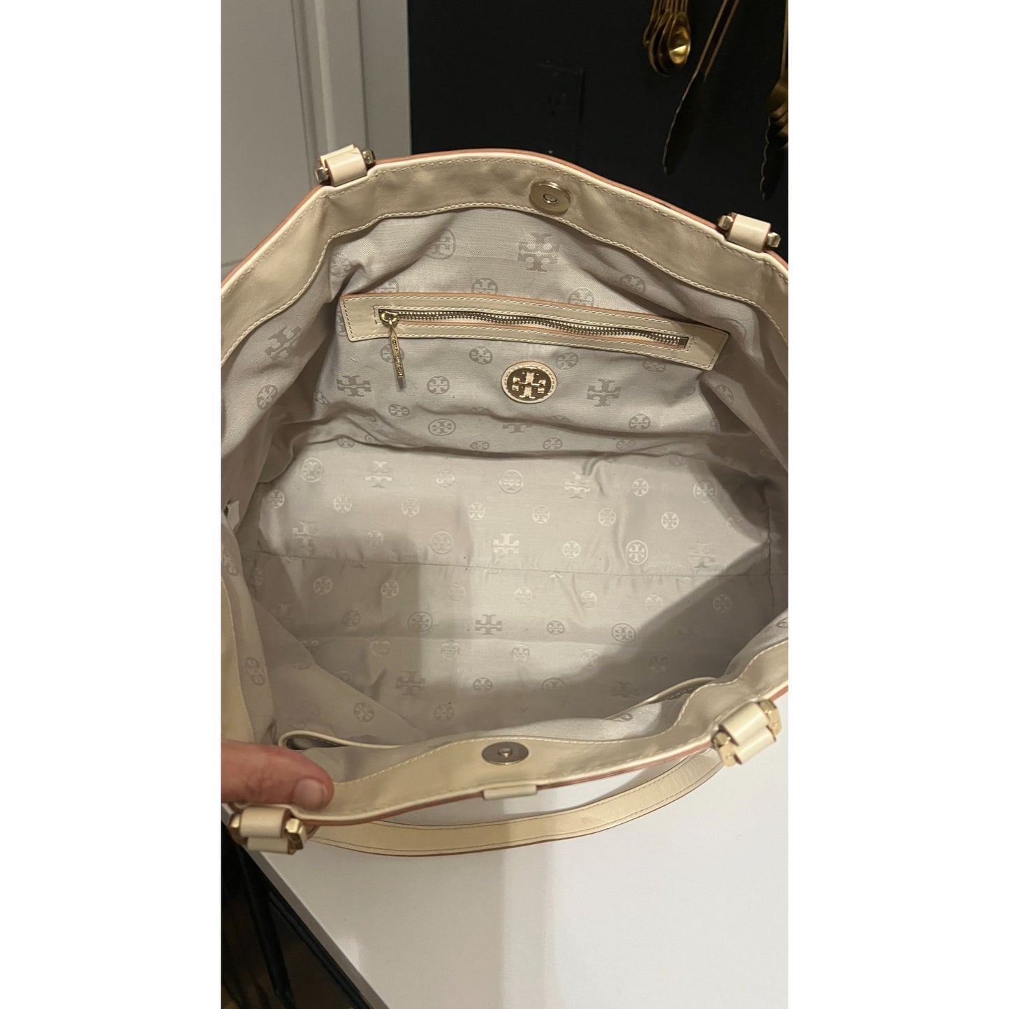 RARE!!!! Authentic Tory Burch Large Winter White Holly Soulder Bag/Satchel