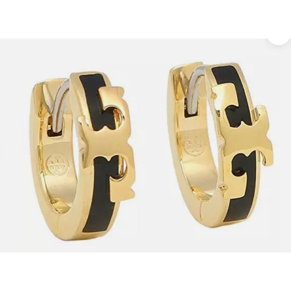 TORY BURCH SERIF T ENAMEL HUGGIE HOOP EARRINGS